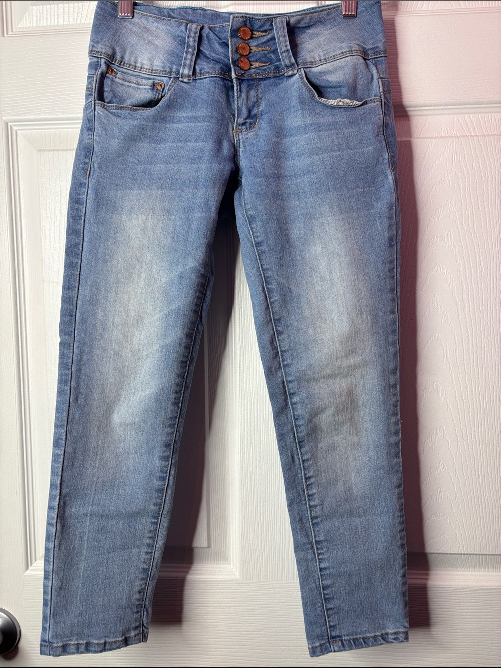 High-Rise Light Blue Cropped Jeans with Triple-Button Waist